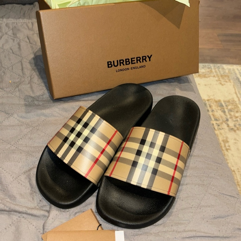 Burberry slide in 40